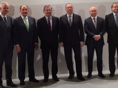 Directivos firmantes del acuerdo, entre ellos José Ignacio Sánchez Galán (Iberdrola), el segundo por la izquierda, y Rafael Villaseca (Gas Natural Fenosa), el primero por la derecha.