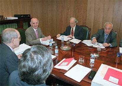 El fiscal general del Estado, Jesús Cardenal (a la izquierda), durante la reunión del Consejo Fiscal.