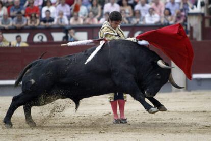 Sebastián Castella, con su primer toro al que cortó una oreja.