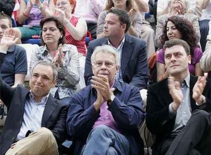 Rafael Simancas, Felipe González y Rafael Gómez Montoya, candidato a la alcaldía por el PSOE en Leganés, ayer en un mitin.