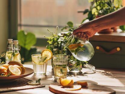 Preparación de agua de menta.