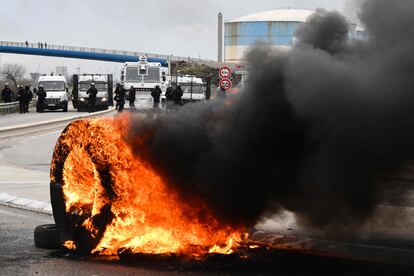 Neumáticos arden en el exterior de una refinería en Fos-sur-Mer, sureste de Francia, durante una protesta por la polémica ley de pensiones de Macron, este viernes.