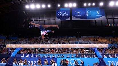 A ginasta norte-americana Simone Biles durante a final no exercício da trave.