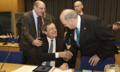 Fotografía facilitada por el Gobierno de Irlanda del presidente del Banco Central Europeo, Mario Draghi (c), estrechando la mano del ministro de Finanzas irlandés, Michael Noonan (d), durante la reunión informal de los ministros de Economía y Finanzas de la Unión Europea (Ecofin) en Dublín, Irlanda el viernes 12 de abril de 2013.