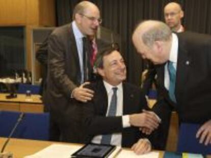 Fotografía facilitada por el Gobierno de Irlanda del presidente del Banco Central Europeo, Mario Draghi (c), estrechando la mano del ministro de Finanzas irlandés, Michael Noonan (d), durante la reunión informal de los ministros de Economía y Finanzas de la Unión Europea (Ecofin) en Dublín, Irlanda el viernes 12 de abril de 2013.