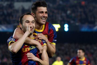 Iniesta celebra con Villa un gol suyo ante el Shakthar Donetsk.