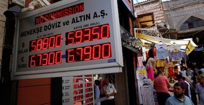 Casa de cambio en Estambul (Turqu&iacute;a), el viernes.