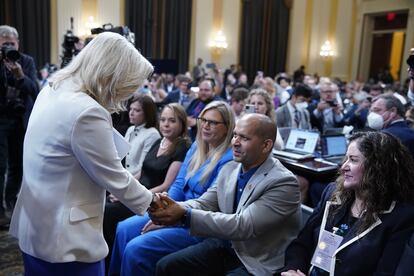 Liz Cheney saluda a Aquilino Gonell, uno de los policías que trabajaron el 6 de enero de 2021 en contener la insurrección en Washington.