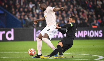 Romelu Lukaku y Thiago Silva durante el partido de vuelta de octavos de final.