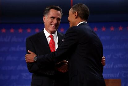 El debate ha comenzado con un guiño de Romney a Obama, a quien ha felicitado por su 20 aniversario de boda.