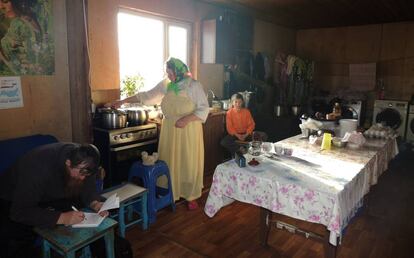 Ksenia y Ulián Murashov con uno de sus hijos en la cocina de su casa.