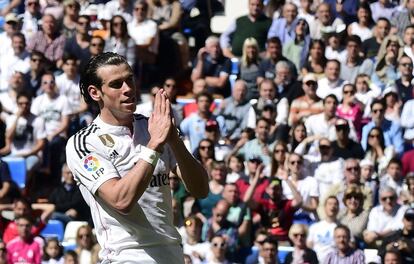 Bale se dirige a la grada del Bernabéu con el gesto de perdón durante el partido ante el Granada