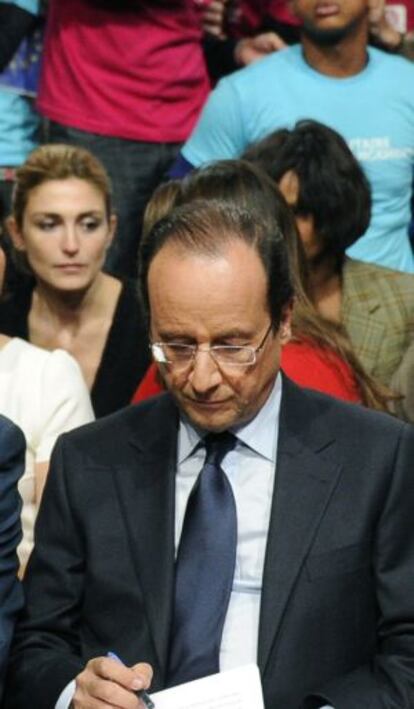 Julie Gayet, en el fondo durante la investidura de Hollande como candidato a las elecciones presidenciales.