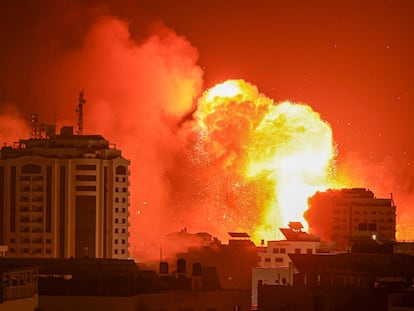 TOPSHOT - A fireball erupts from an Israeli airstrike in Gaza City on October 9, 2023. The death toll from the unprecedented assault by Palestinian militant group Hamas on its territory rose to 900 in Israel, which has retaliated with a withering barrage of strikes on Gaza, raising the death toll there to 687. (Photo by MAHMUD HAMS / AFP)
