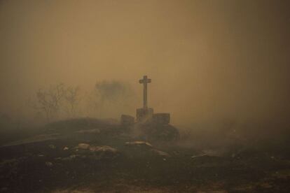 Incendio forestal en Lucenza, en Cualedro, cerca de Ourense.