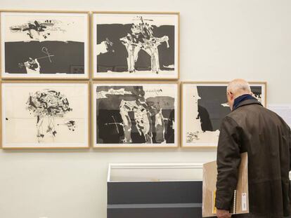 Un hombre contempla obras de Manolo Millares, en la Academia de Bellas Artes de San Fernando, en Madrid.