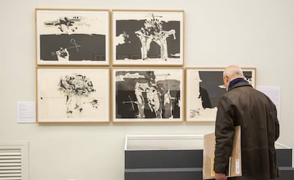 Un hombre contempla obras de Manolo Millares, en la Academia de Bellas Artes de San Fernando, en Madrid.