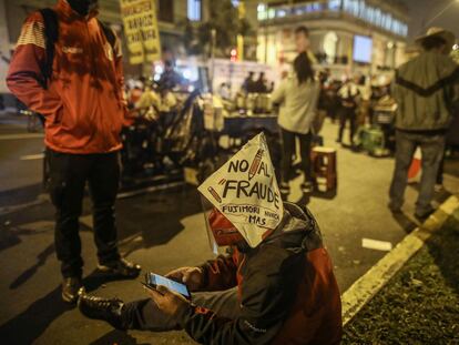 Simpatizantes de Pedro Castillo esperam os resultados eleitorais na noite de quarta-feira, em frente à sede de sua campanha em Lima (Peru).