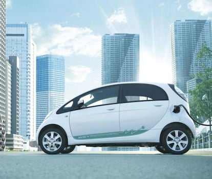 Mitsibishi i-MiEV Vehículo Eléctrico (BEV). Autonomía en modo Eléctrico 150 km. Precio recomendado antes de impuestos: 30.950 euros, según el listado Movele de vehículos