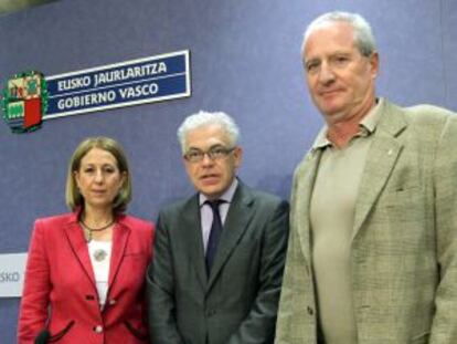 Fernández, en el centro, junto a la directora de Farmacia, Paloma Acevedo, y el subdirector de Asistencia Sanitaria, Carlos Sola, durante el acto de ayer en Bilbao.