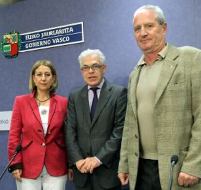 Fernández, en el centro, junto a la directora de Farmacia, Paloma Acevedo, y el subdirector de Asistencia Sanitaria, Carlos Sola, durante el acto de ayer en Bilbao.