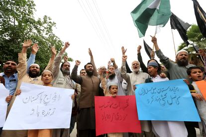 Manifestación contra los ataques de la India, este jueves en Peshawar (Pakistán).