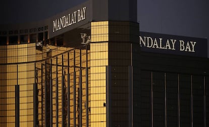 La ventana rota del hotel Mandalay por la que disparó Stephen Paddock, en octubre de 2017.