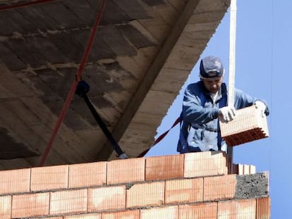 Un obrero trabaja en la construcci&oacute;n de una vivienda. EFE/Archivo