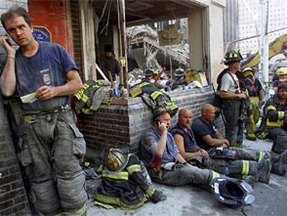 Un grupo de bomberos tomaba un descanso en su trabajo de rescate tras el atentado del 11-S.