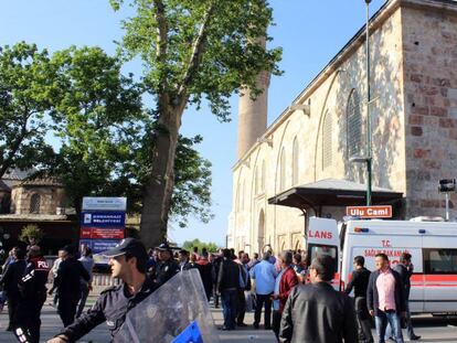 Fuerzas de seguridad y de emergencia, este miércoles frente a la mezquita atacada en Bursa (Turquía).