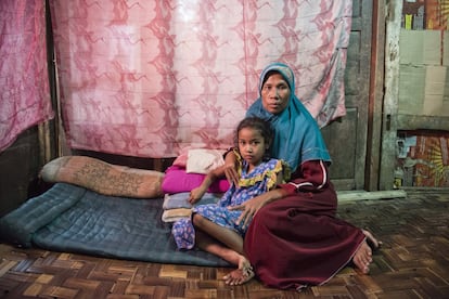 Aliyah posa con su hija en la casa que alquila. Después de ser deportada de Arabia Saudí descubrió que es seropositiva y ahora es incapaz de trabajar. Su historia es una de las más extremas, pero más habitual de lo que cabe suponer.