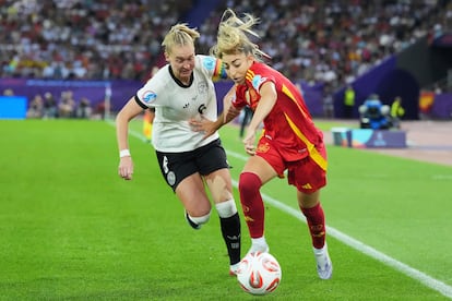 Janina Minge disputa el balón con Olga Carmona.