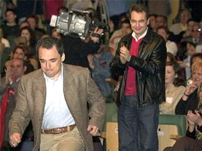 José Luis Rodríguez Zapatero y Trinidad Jiménez (derecha) aplauden a Rafael Simancas.