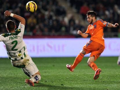 Piatti, en el momento de marcar.