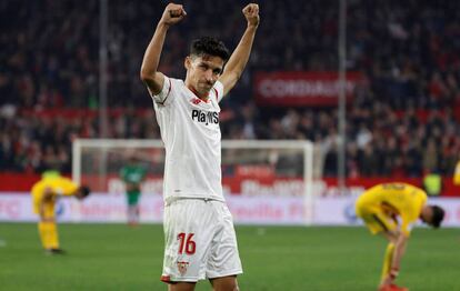 Jesús Navas celebra la victoria ante el Atlético, ayer en Sevilla.
