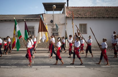 Miembros de la hermandad de la Virgen del Carmen, con sus trajes tradicionales, durante la procesión del verano de 2023 por las calles de El Palo.