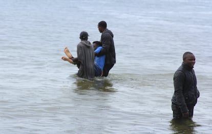 Personal de rescate ayuda a un pasajero.