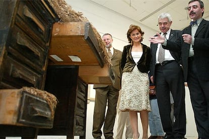 Carmen Calvo y Pasqual Maragall, en el centro, en la exposición dedicada a Antoni  Tàpies en el Museo de Zapopan.