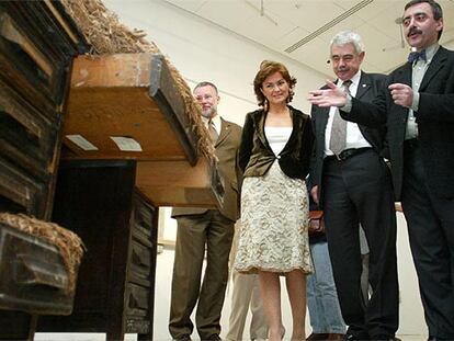 Carmen Calvo y Pasqual Maragall, en el centro, en la exposición dedicada a Antoni Tàpies en el Museo de Zapopan.