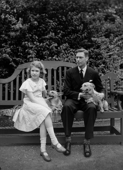 La vida cambió para la pequeña Lilibet diez años después de nacer cuando su tío Eduardo VIII, que no llevaba ni un año en el trono, abdicó para poder casarse con Wallis Simpson. Esta imagen se realizó en julio de 1936, meses antes de la abdicación en diciembre, en la casa que los por entonces duques de York tenían en el número 145 de Piccadilly, en Londres.
