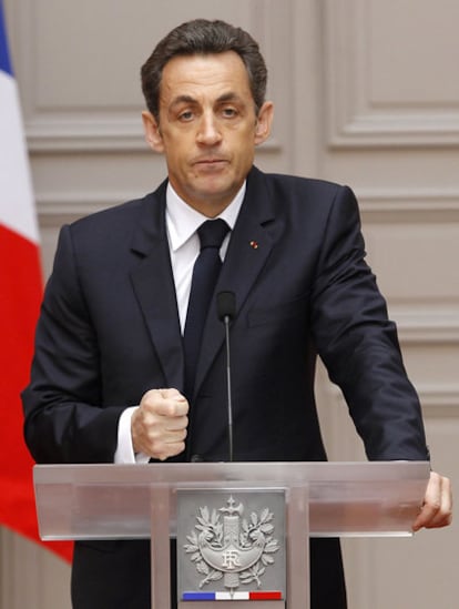 Sarkozy comparece ante los medios de comunicación tras la reunión ministerial de ayer en París.