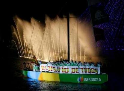 El <b><i>Desafío Español</b></i> navega durante el desfile inaugural, ayer por la noche.