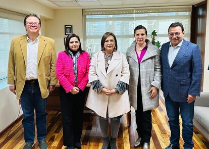 Los magistrados Felipe de la Mata, Mónica Soto y Felipe Fuentes, sostuvieron un encuentro privado con Xóchitl Gálvez candidata presidencial del Frente Amplio por México.