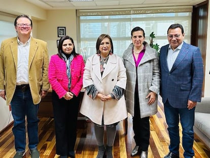 Los magistrados Felipe de la Mata, Mónica Soto y Felipe Fuentes, sostuvieron un encuentro privado con Xóchitl Gálvez candidata presidencial del Frente Amplio por México.