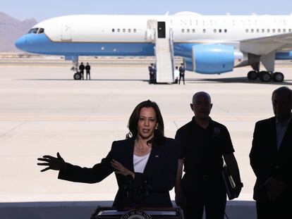 La vicepresidenta de Estados Unidos, Kamala Harris, durante una comparecencia en el aeropuerto de El Paso (Texas), este viernes.