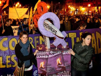 Participantes en la manifestación del Día de la Mujer Trabajadora por las calles de Valencia.