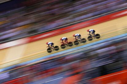 Geraint Thomas, Steven Burke, Edward Clancy y Peter Kennaugh de Gran Bretaña durante la competición de ciclismo en pista donde lograron un nuevo récord del mundo.