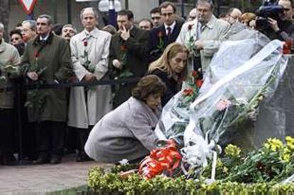 Al acto asistieron el <i>lehendakari</i>, Juan José Ibarretxe, y gran parte de su Gobierno, junto a las familias de los asesinados.