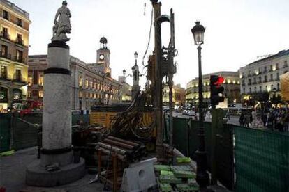 Aspecto de las obras del Ministerio de Fomento para la construcción de una estación de cercanías en la Puerta del Sol.