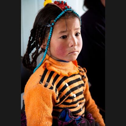 Suonandaiji, de 5 años, iba todos los días al Espacio Amigo de la Infancia de Unicef con su hermano pequeño, después de sufrir las consecuencias del terremoto de 2010 en China. Le gustaba bailar y cantar. La zona donde vivía fue una de las más afectadas y su madre recuerda que días después del seísmo, cuando quería que los niños salieran de la casa, ellos se ponían nerviosos y pedían quedarse. Pero cuando empezaron a ir este servicio de apoyo a los niños víctimas de desastres, “parecían más valientes y extrovertidos. Me pedían que les llevara cada mañana”, asevera la progenitora.